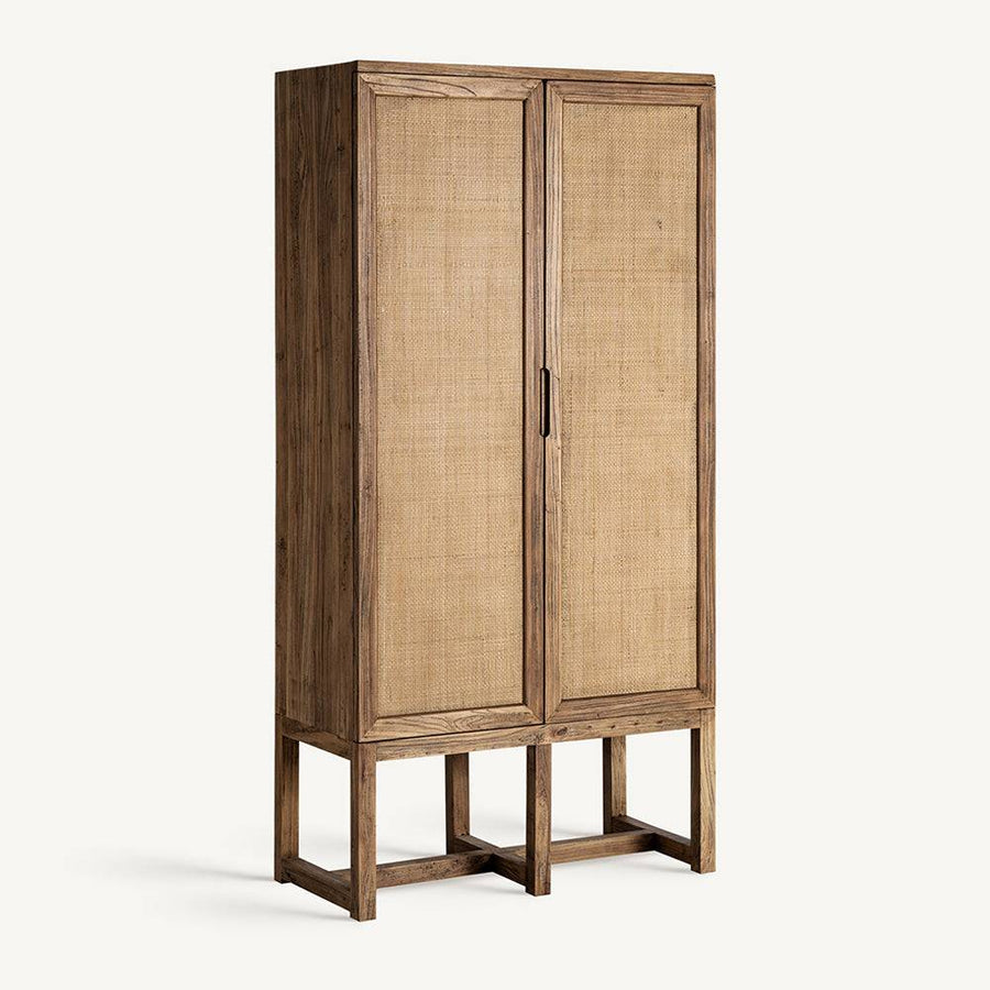 BYREMO natúr szilfa gardróbszekrény oldalnézet – magas, karcsú gardróbszekrény natúr fa lábakkal.