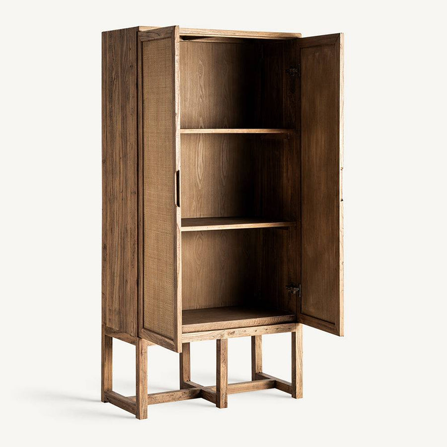 BYREMO gardróbszekrény nyitott állapotban – belső polcokkal és tágas tárolóhellyel.