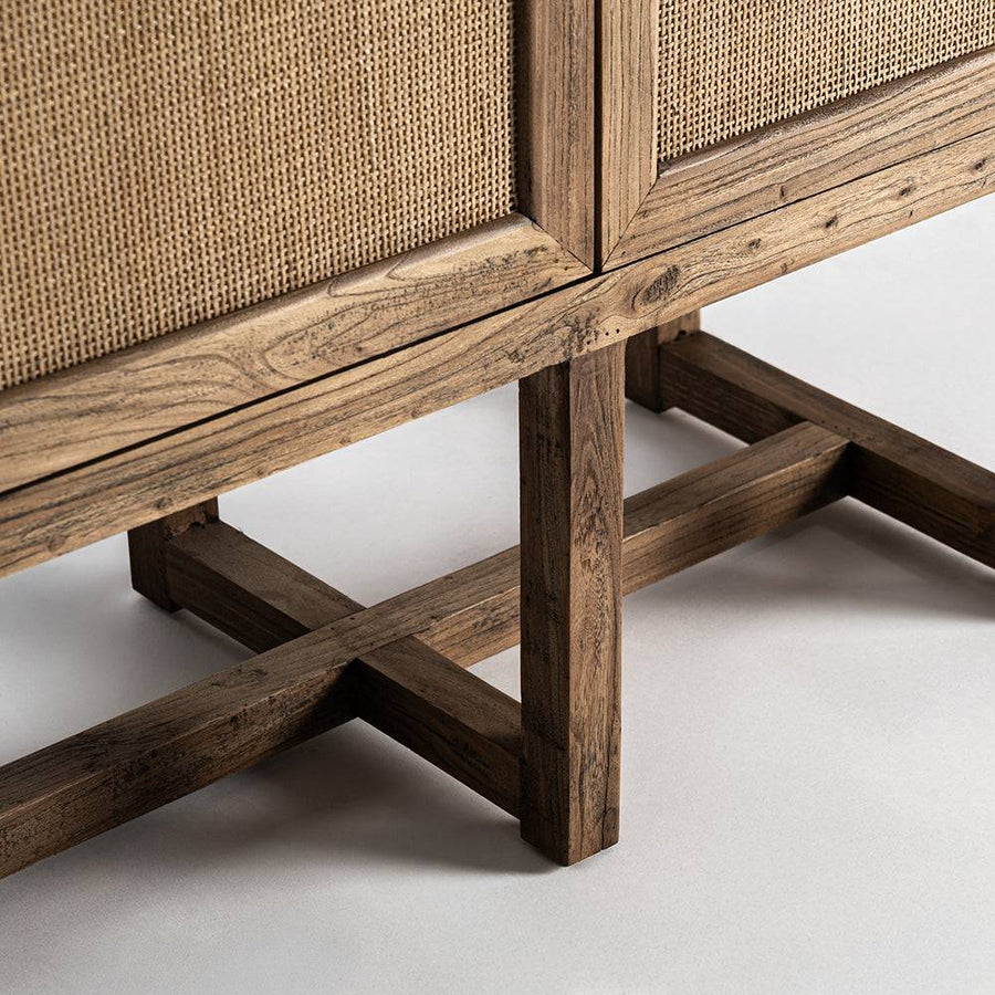 BYREMO szekrény lábszerkezet közelről – masszív szilfa lábak keresztmerevítéssel.