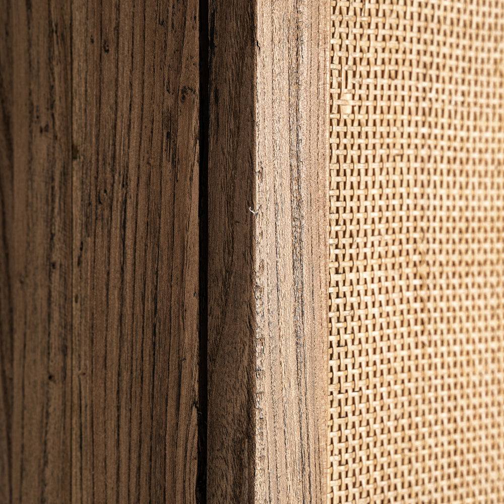 BYREMO gardróbszekrény anyagának részlete – natúr szilfa faerezet és fonott rattan ajtóbetét.