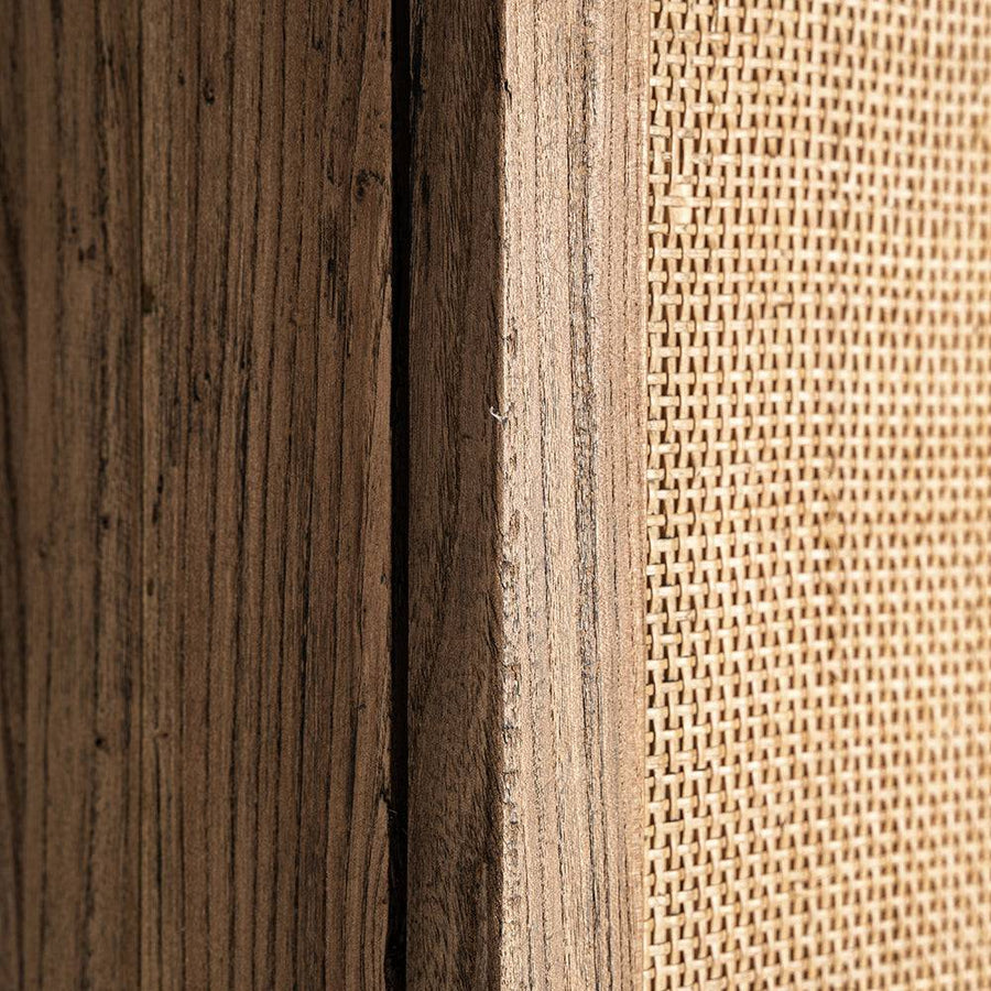 BYREMO gardróbszekrény anyagának részlete – natúr szilfa faerezet és fonott rattan ajtóbetét.