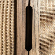 BYREMO szekrény ajtókilincs részlet – süllyesztett, faerezetes fogantyú.