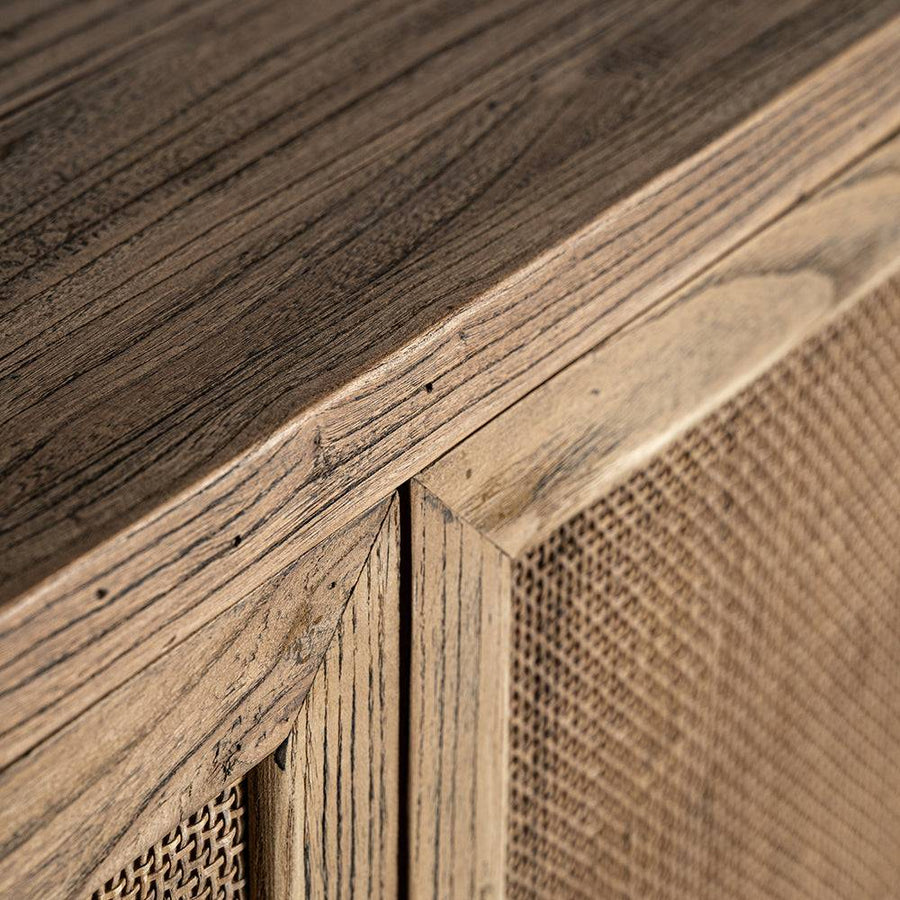 Közelkép – a szilfa természetes erezete és a rattan ajtó textúrája