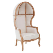 Koloniál stílusú, mindifa szerkezettel kialakított, krémszínű szövettel kárpitozott hintó fotel.