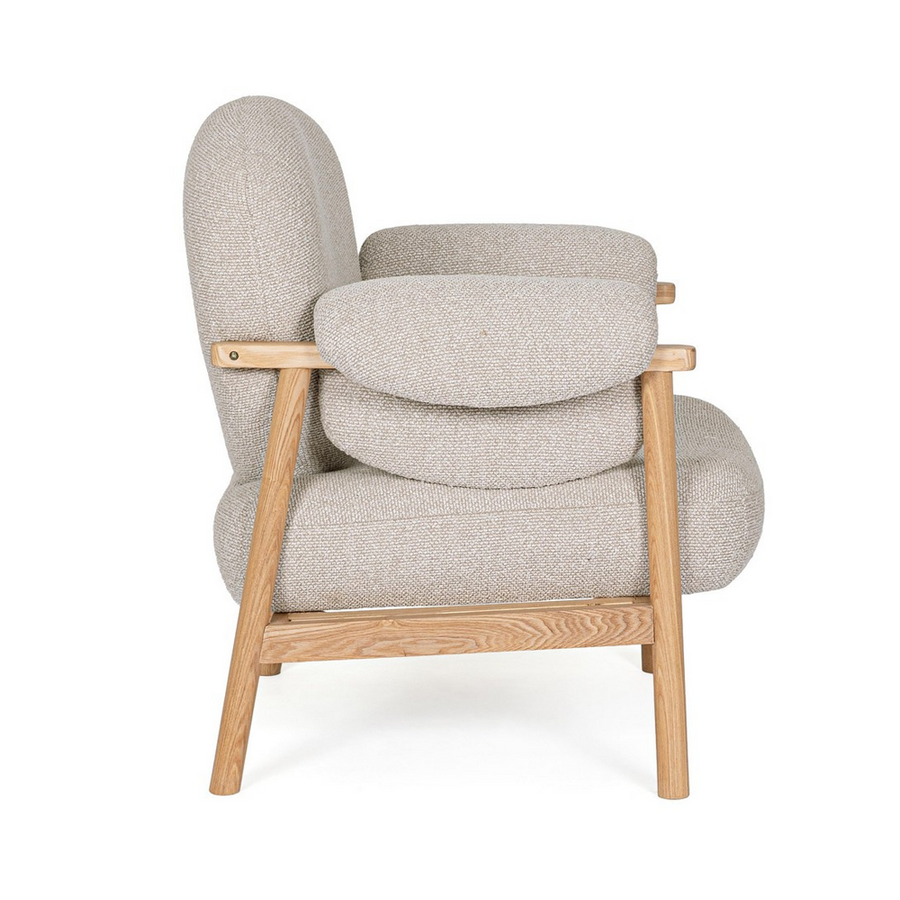 CALISTA bézs fotel oldalnézetből, nyírfa szerkezettel és vastag párnázású ülőlappal.