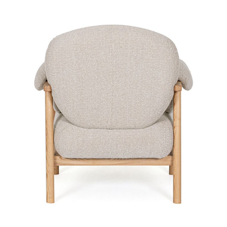 CALISTA bézs fotel karfájának részletfotója, texturált szövetkárpittal és nyírfa vázzal.