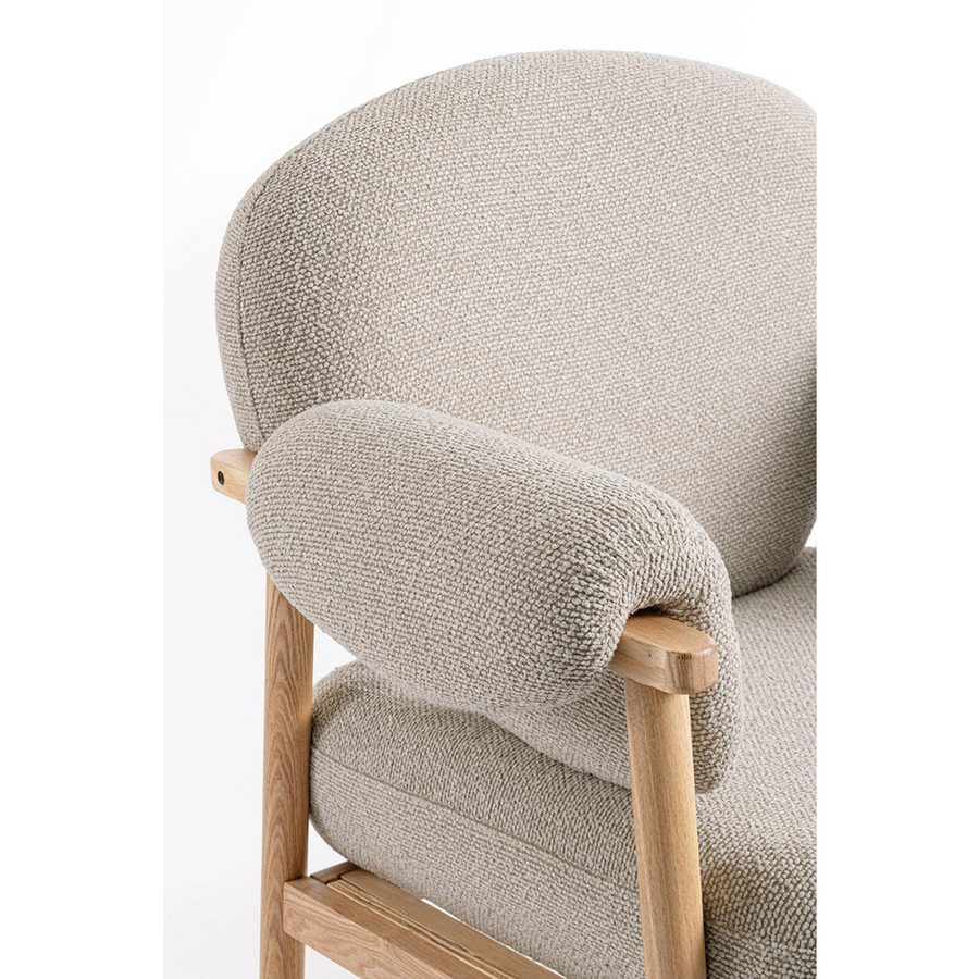 CALISTA bézs fotel részletfotó – kárpitozott karfa és ülőlap találkozása, natúr fa vázzal.