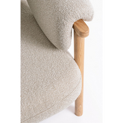 CALISTA bézs fotel háttámla részletfotó, skandináv stílusú nyírfa vázzal.