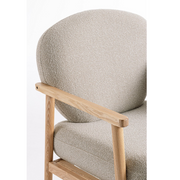 CALISTA bézs fotel háttámla részletfotó, skandináv stílusú nyírfa vázzal.