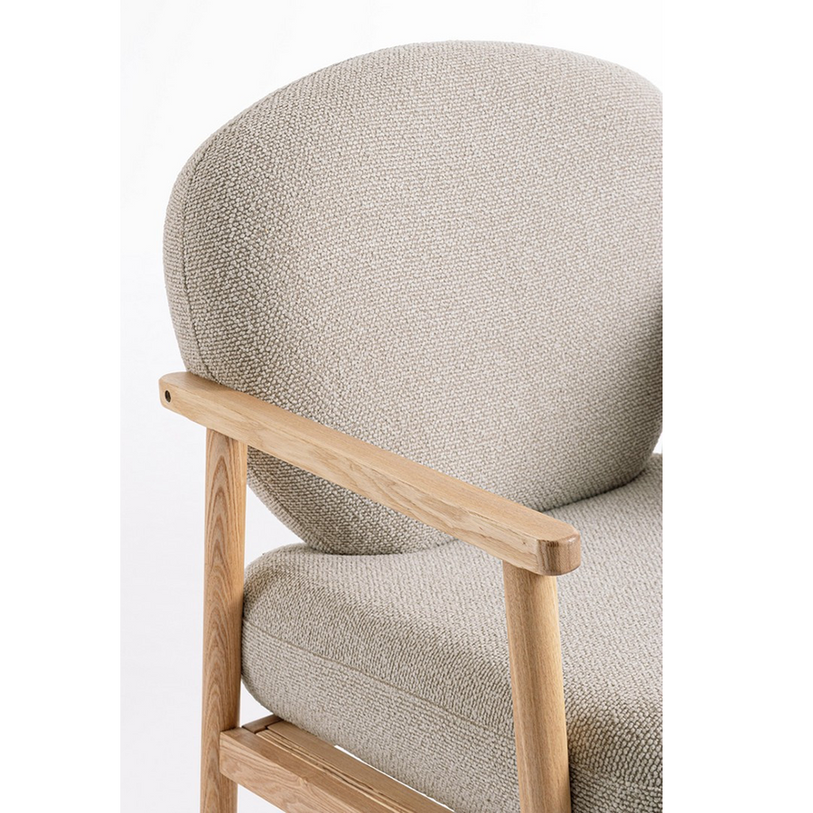 CALISTA bézs fotel háttámla részletfotó, skandináv stílusú nyírfa vázzal.