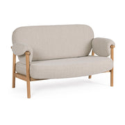CALISTA bézs szövetkárpitos kétszemélyes kanapé nyírfa vázzal és lekerekített háttámlával.