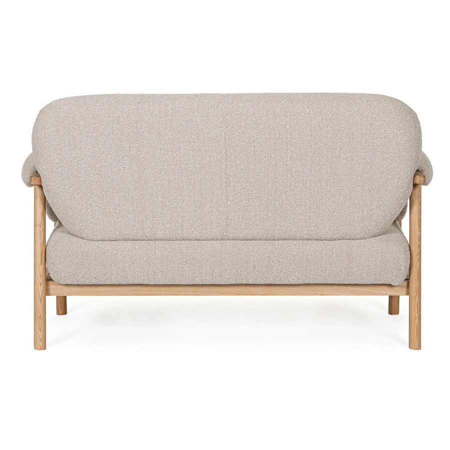 CALISTA 2 személyes bézs kanapé hátulnézetből, lekerekített háttámlával és fa vázzal.