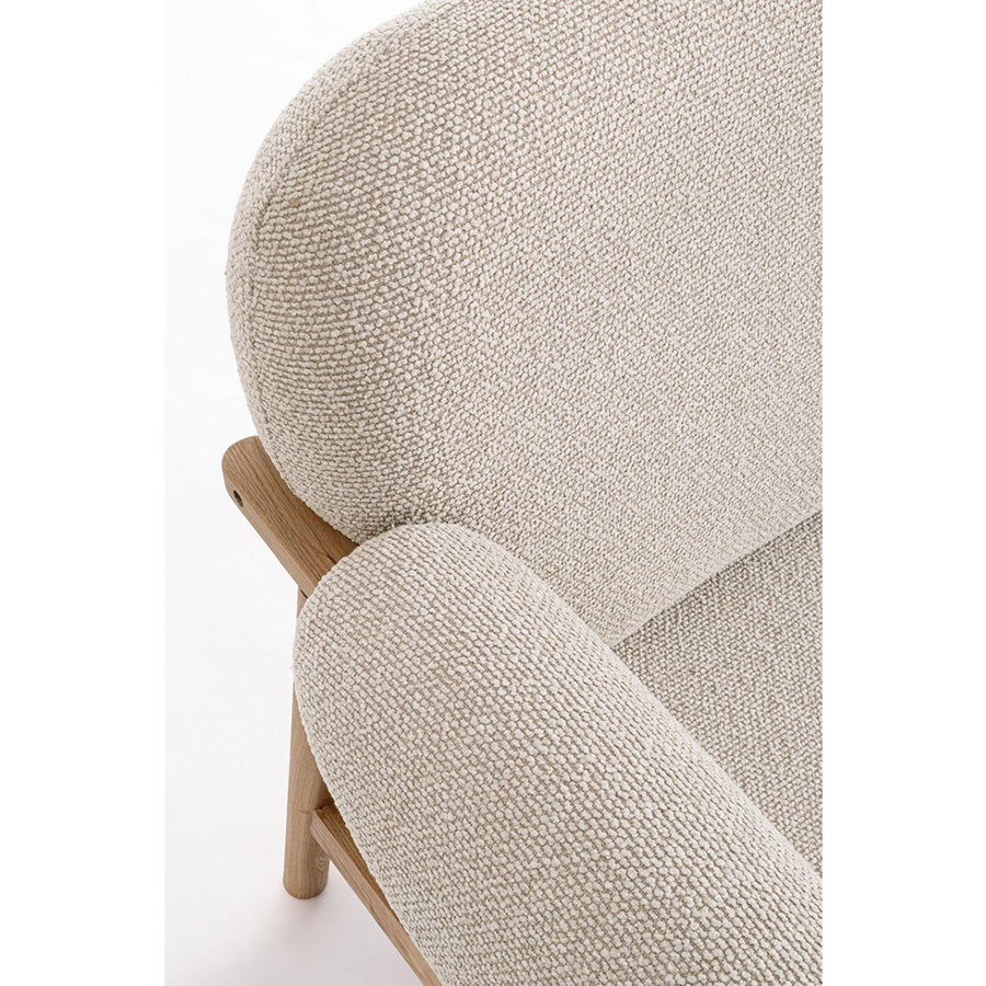 CALISTA bézs kanapé texturált szövetkárpittal, puha háttámlával és karfával.