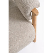 CALISTA bézs kanapé részlet – kárpitozott karfa és ülőlap találkozása, natúr fa vázzal