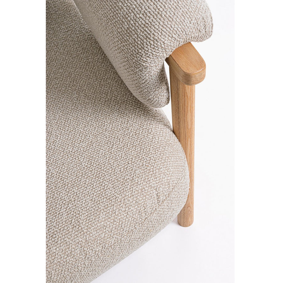 CALISTA bézs kanapé részlet – kárpitozott karfa és ülőlap találkozása, natúr fa vázzal