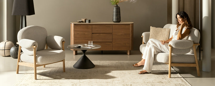 CALISTA bézs fotel és kétszemélyes kanapé skandináv stílusú nappaliban, natúr színvilággal.