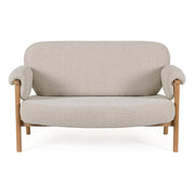 CALISTA 2 személyes bézs nyírfa kanapé elölnézetből, retró ihletésű skandináv designban.
