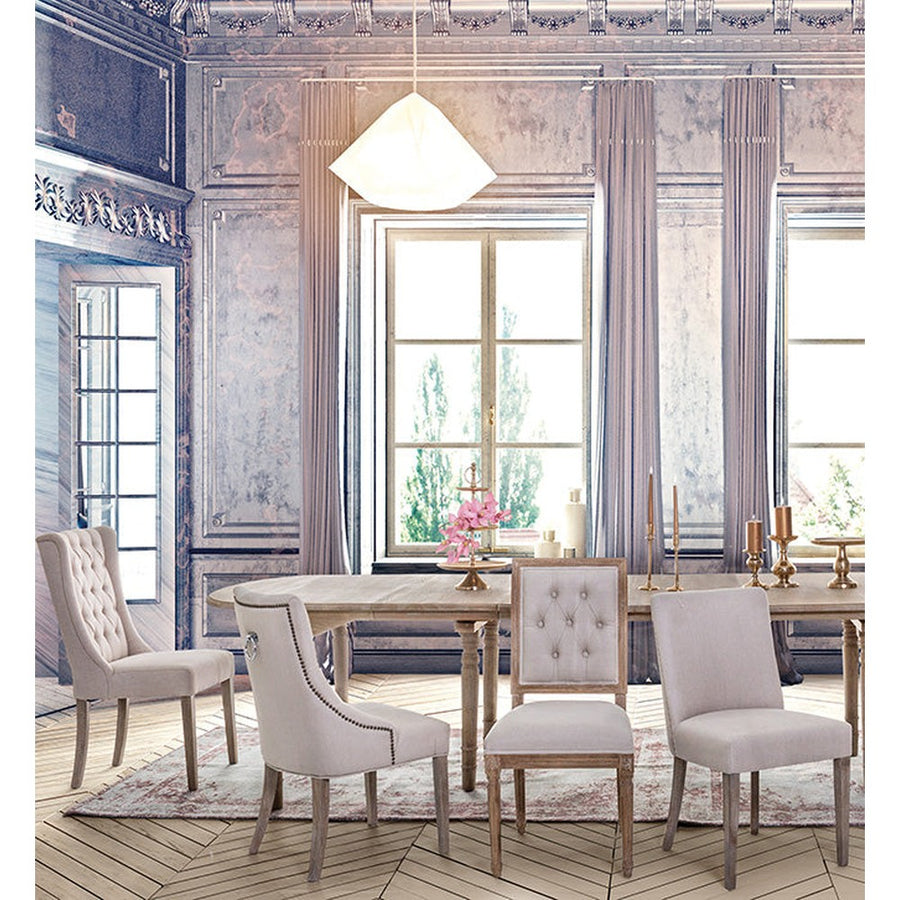 Bézs színű vászonnal kárpitozott, klasszikus formavilágú, elegáns étkezőszék.