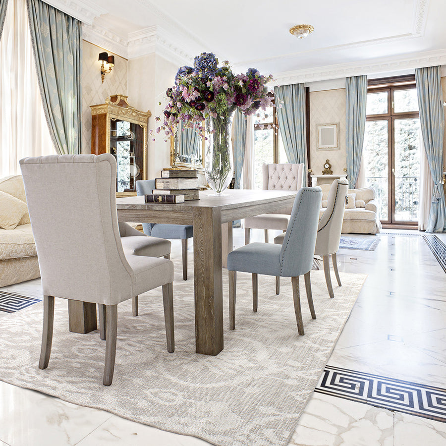 Bézs színű vászonnal kárpitozott, klasszikus formavilágú, elegáns étkezőszék.