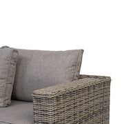 Közelkép a Calvi fotel párnáiról és kartámaszáról.