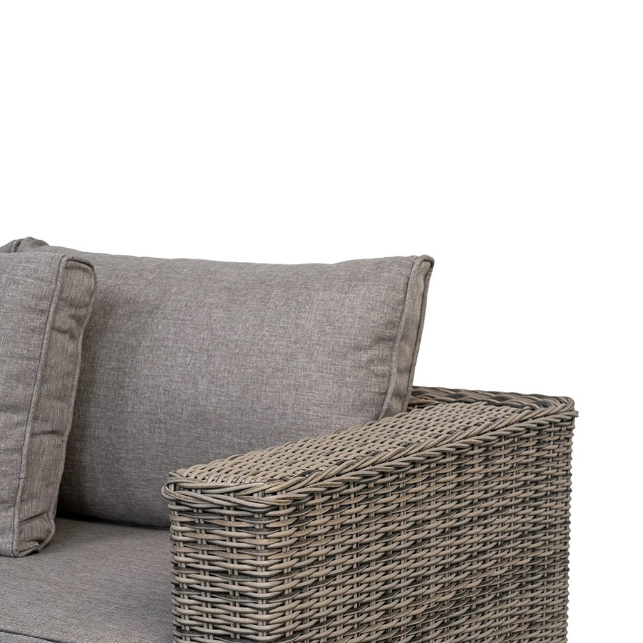 Közelkép a Calvi fotel párnáiról és kartámaszáról.