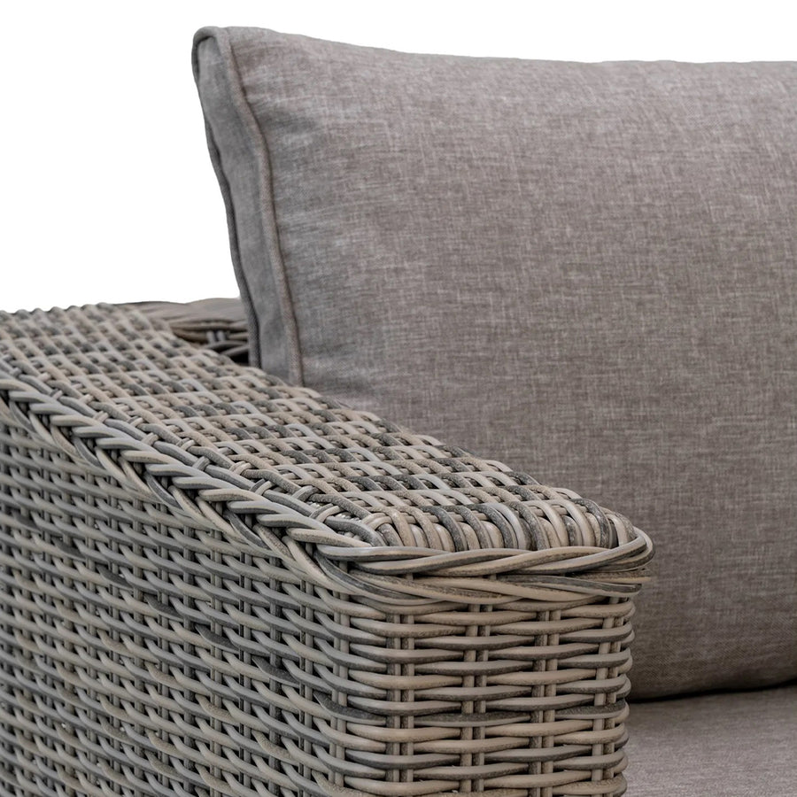 Szövésrészlet a Calvi kerti bútor kartámaszán, kiemelve a kubu fonást.