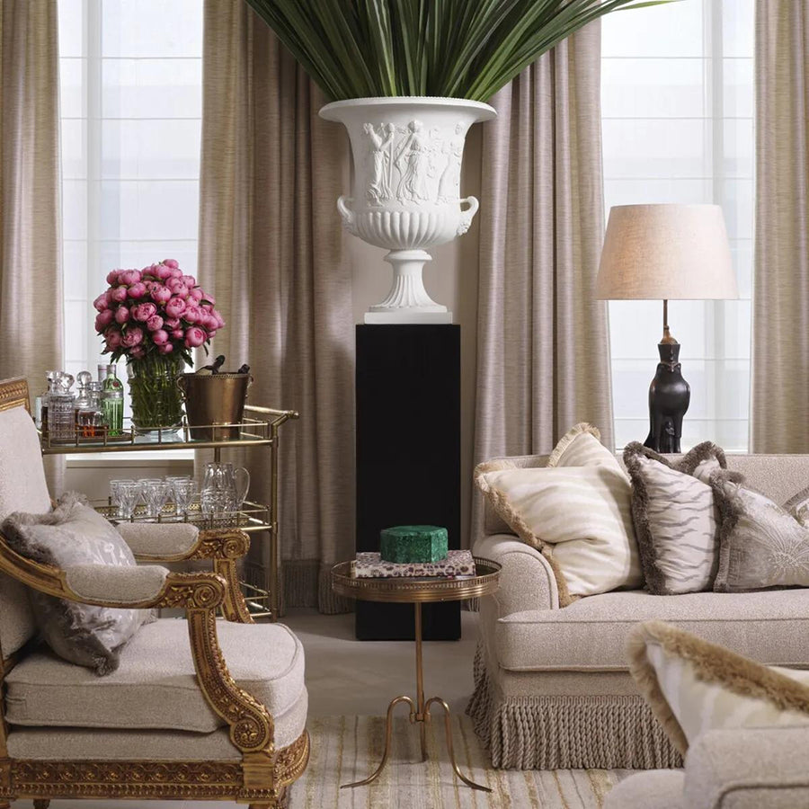 fehér homokkő hatású, plasztikus bakkhánsnőkkel díszitett óriás kratér váza