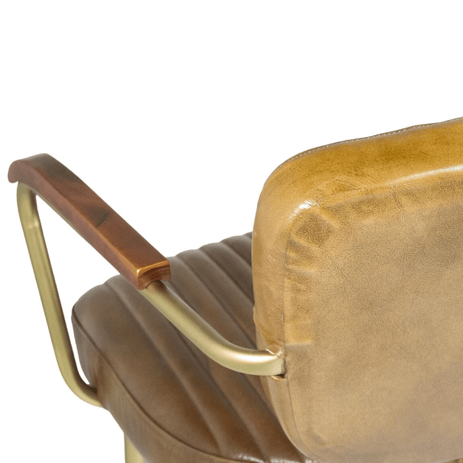 cambridge-konyakbarna-bor-karosszek-moy-606200-3.png – Mahagónifa karfa részlet közelről, valódi fa erezettel