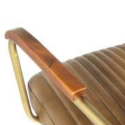 cambridge-konyakbarna-bor-karosszek-moy-606200-4.png – Karfa és háttámla találkozása részletfotón, bőr kárpittal