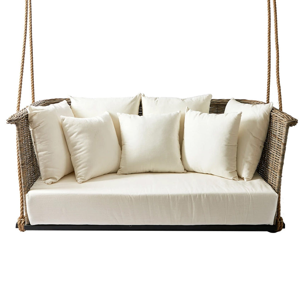 natúr rattan függő kanapé ekrü párnákkal vintage stílusban