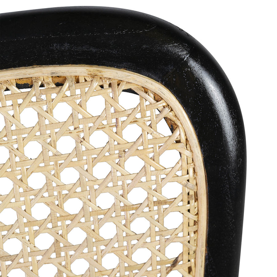 Fekete színű, rattan betétes thonet szék.