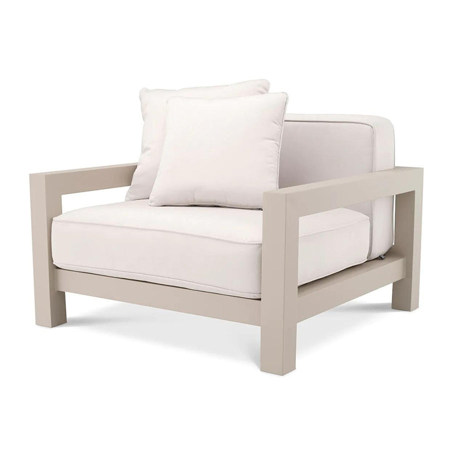 Bézs színű ülő és hátpárnákkal kialakított, formatervezett kerti design fotel.