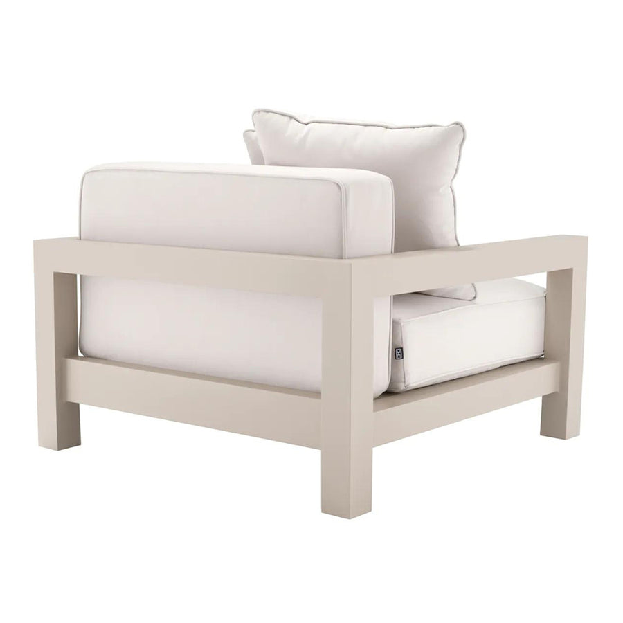 Bézs színű ülő és hátpárnákkal kialakított, formatervezett kerti design fotel.