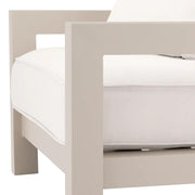 Bézs színű ülő és hátpárnákkal kialakított, formatervezett kerti design fotel.