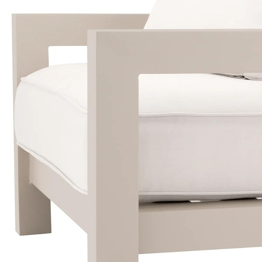 Bézs színű ülő és hátpárnákkal kialakított, formatervezett kerti design fotel.