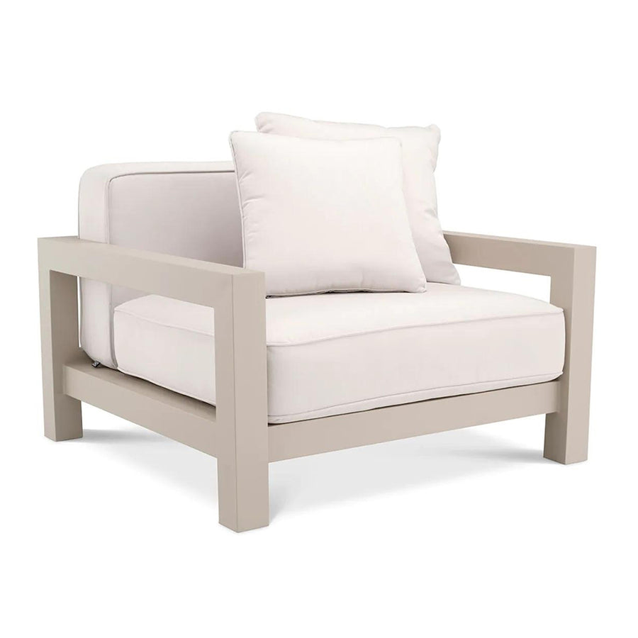 Bézs színű ülő és hátpárnákkal kialakított, formatervezett kerti design fotel.