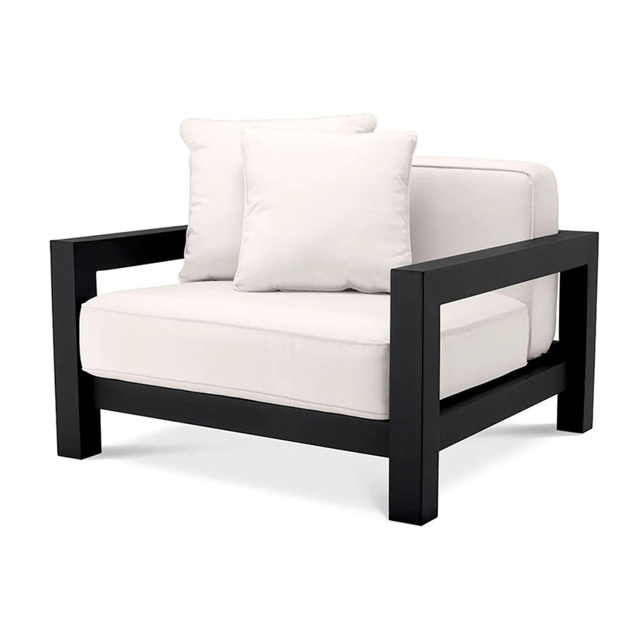 Törtfehér színű ülő és hátpárnákkal kialakított, formatervezett kerti design fotel.