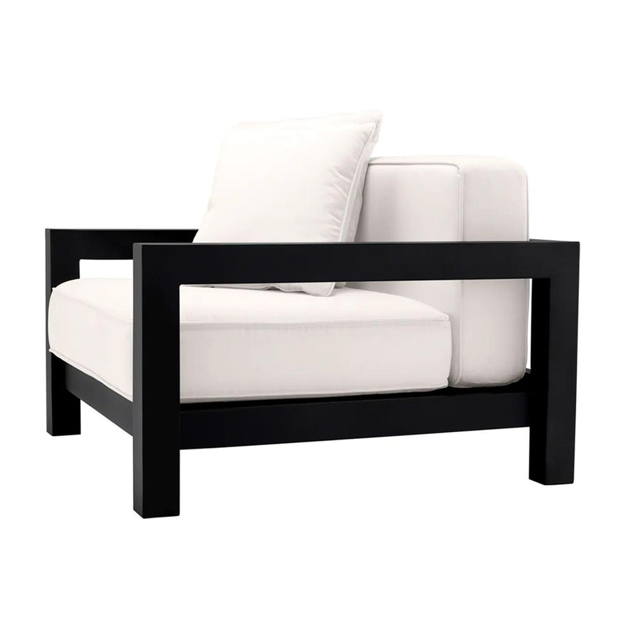 Törtfehér színű ülő és hátpárnákkal kialakított, formatervezett kerti design fotel.