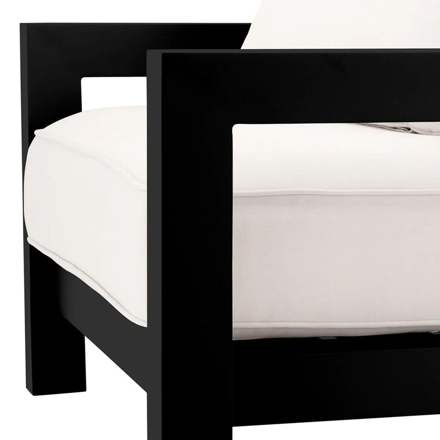 Törtfehér színű ülő és hátpárnákkal kialakított, formatervezett kerti design fotel.