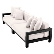 Törtfehér színű ülő és hátpárnákkal kialakított, formatervezett kerti design kanapé.