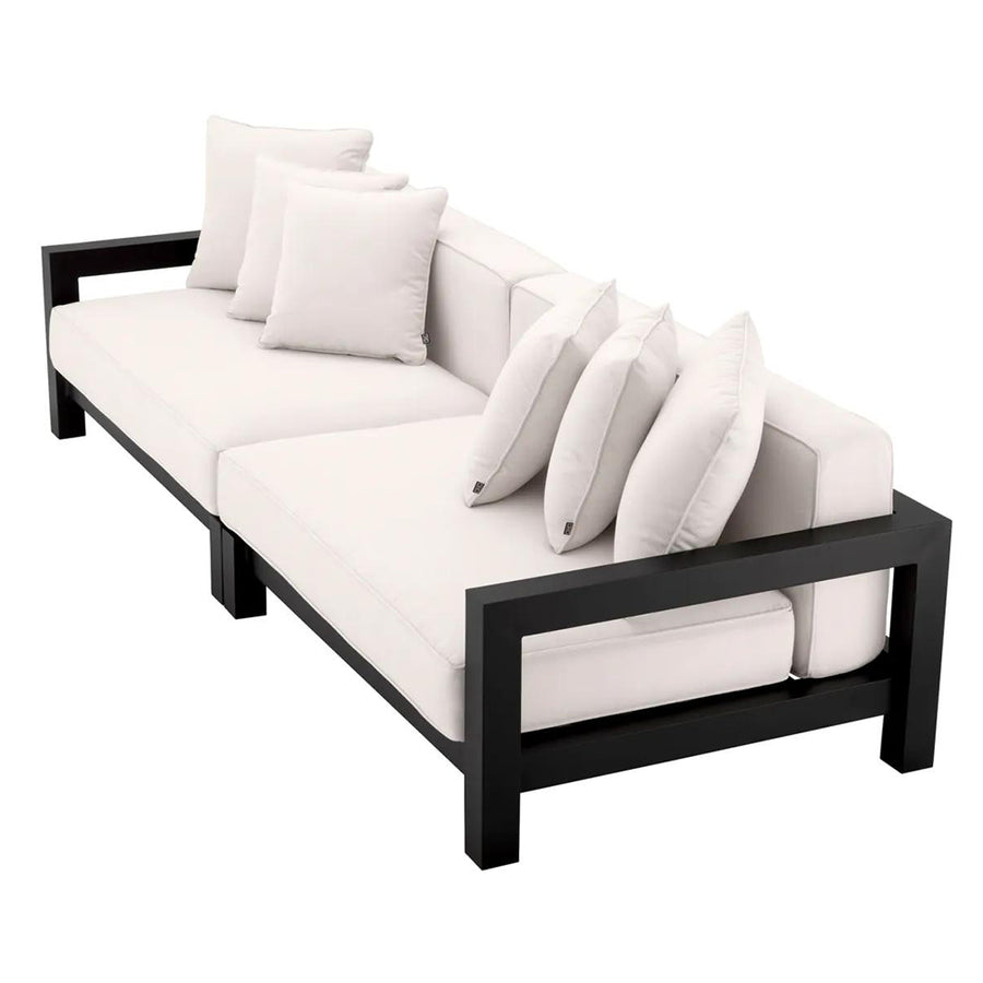 Törtfehér színű ülő és hátpárnákkal kialakított, formatervezett kerti design kanapé.