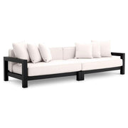 Törtfehér színű ülő és hátpárnákkal kialakított, formatervezett kerti design kanapé.