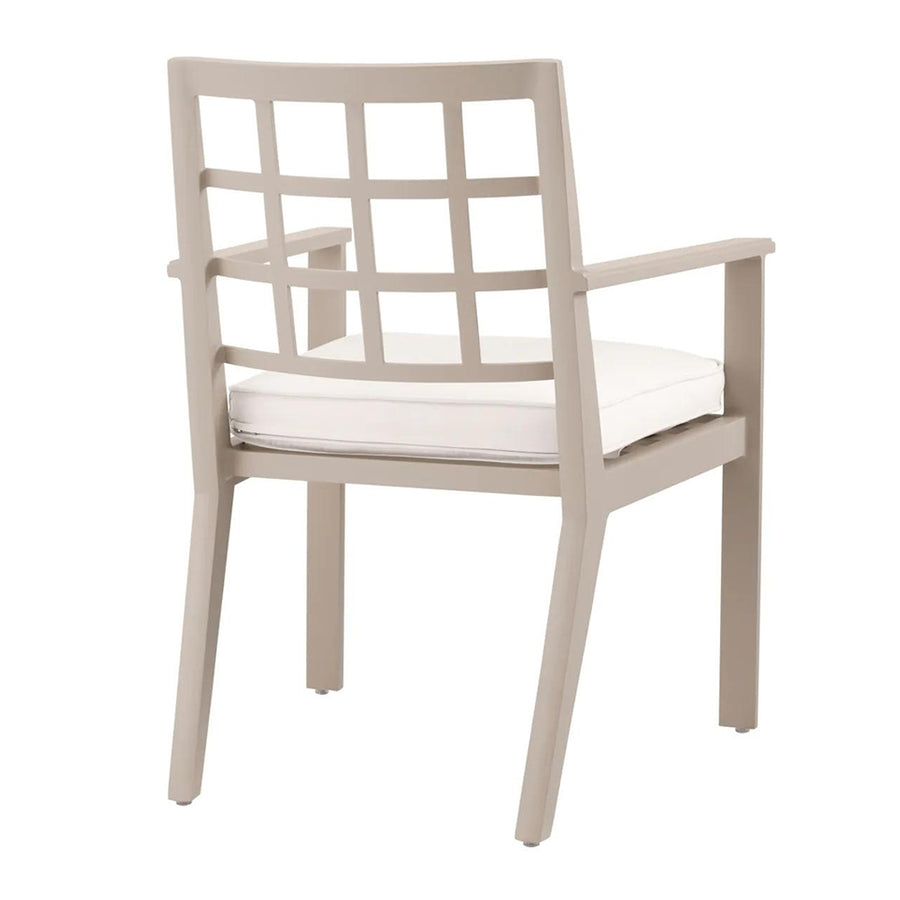 Bézs színű ülőpárnával ellátott, formatervezett kerti design étkezőszék.