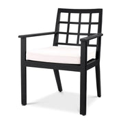 Törtfehér színű ülőpárnával ellátott, formatervezett kerti design étkezőszék.