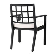 Törtfehér színű ülőpárnával ellátott, formatervezett kerti design étkezőszék.