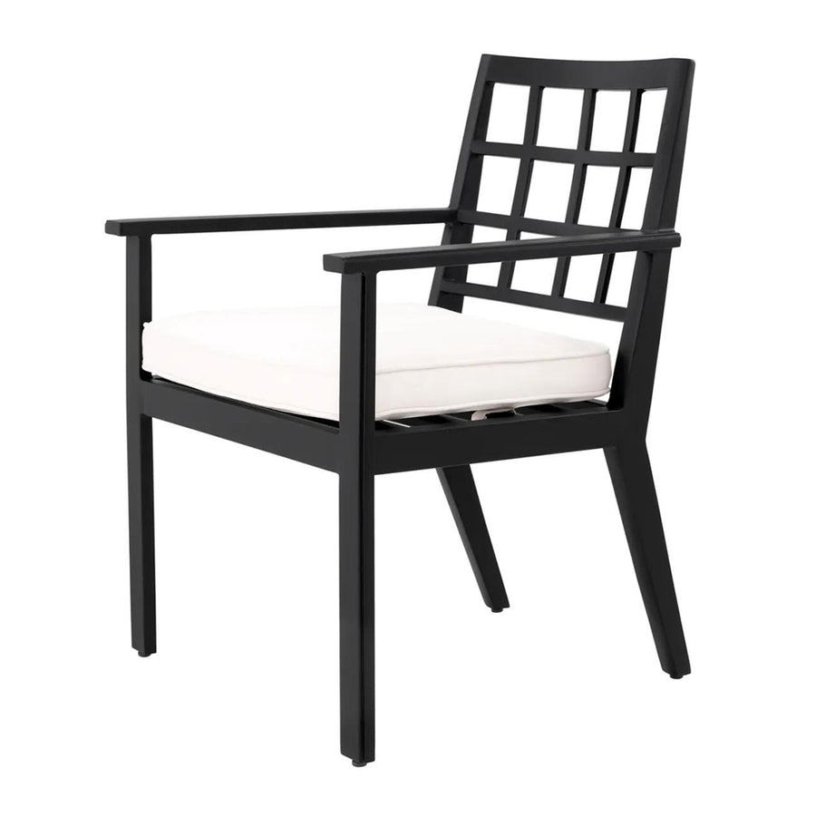 Törtfehér színű ülőpárnával ellátott, formatervezett kerti design étkezőszék.