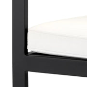 Törtfehér színű ülőpárnával ellátott, formatervezett kerti design étkezőszék.