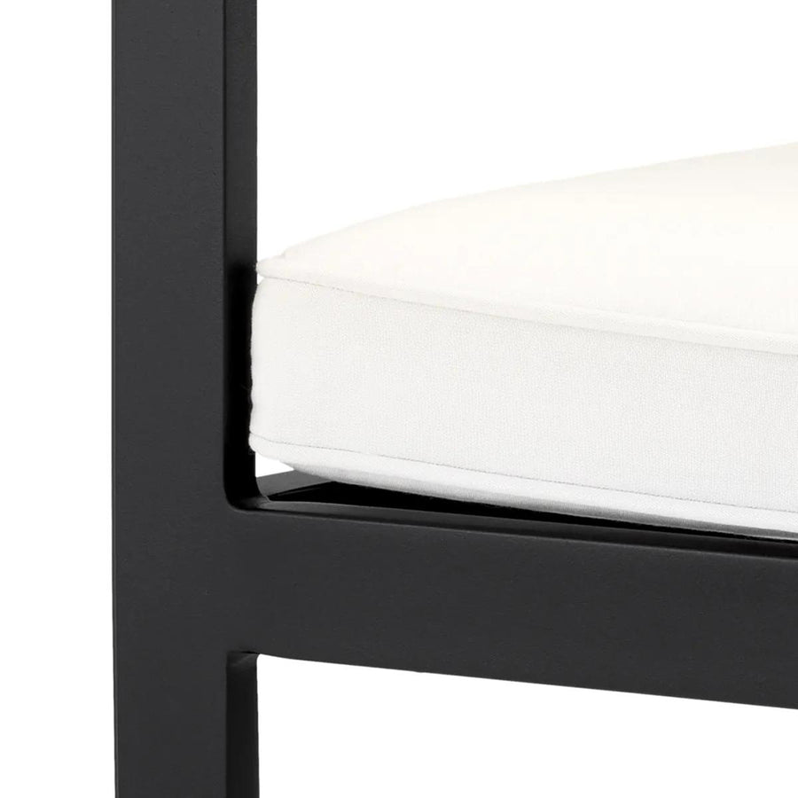 Törtfehér színű ülőpárnával ellátott, formatervezett kerti design étkezőszék.