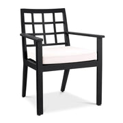 Törtfehér színű ülőpárnával ellátott, formatervezett kerti design étkezőszék.