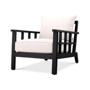 Törtfehér színű ülő és hátpárnákkal kialakított, formatervezett kerti design fotel.